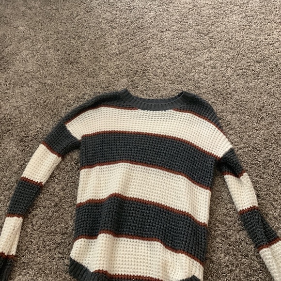 a sweater size medium that is gray brown and white - Picture 4 of 5